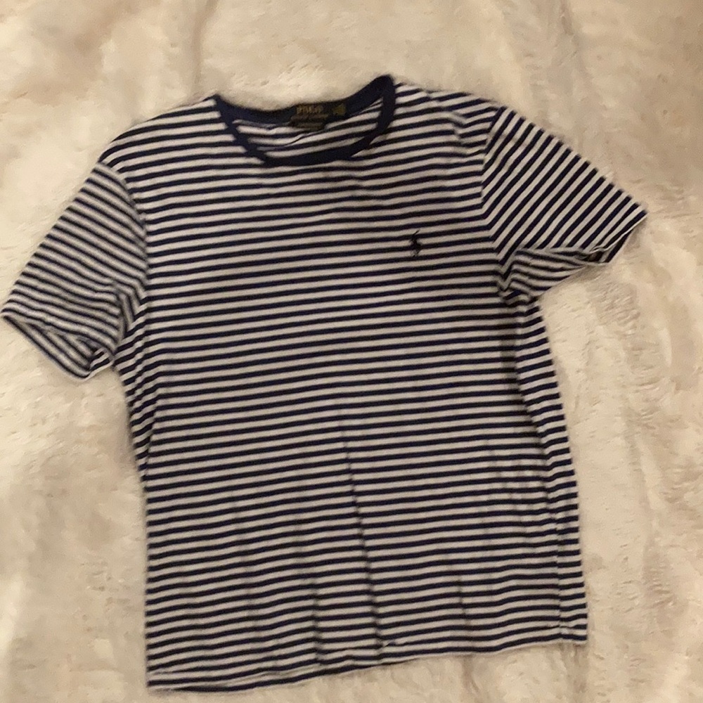 Short sleeve shirt.